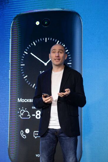 YotaPhone 2 smart phone presented in Russia