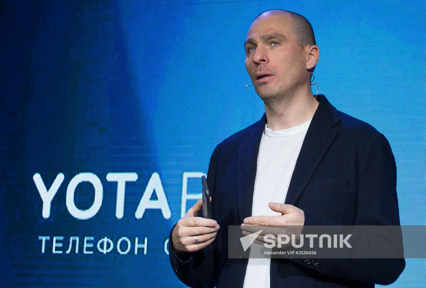 YotaPhone 2 smart phone presented in Russia