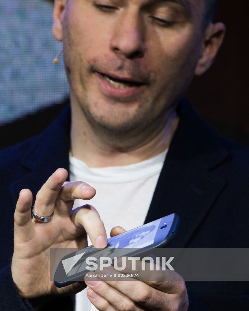 YotaPhone 2 smart phone presented in Russia
