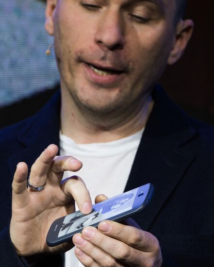 YotaPhone 2 smart phone presented in Russia