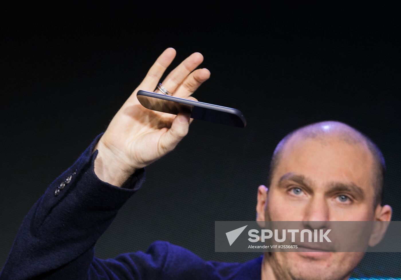 YotaPhone 2 smart phone presented in Russia