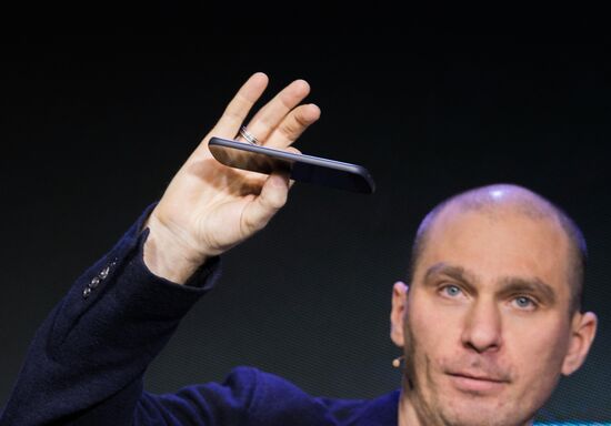 YotaPhone 2 smart phone presented in Russia