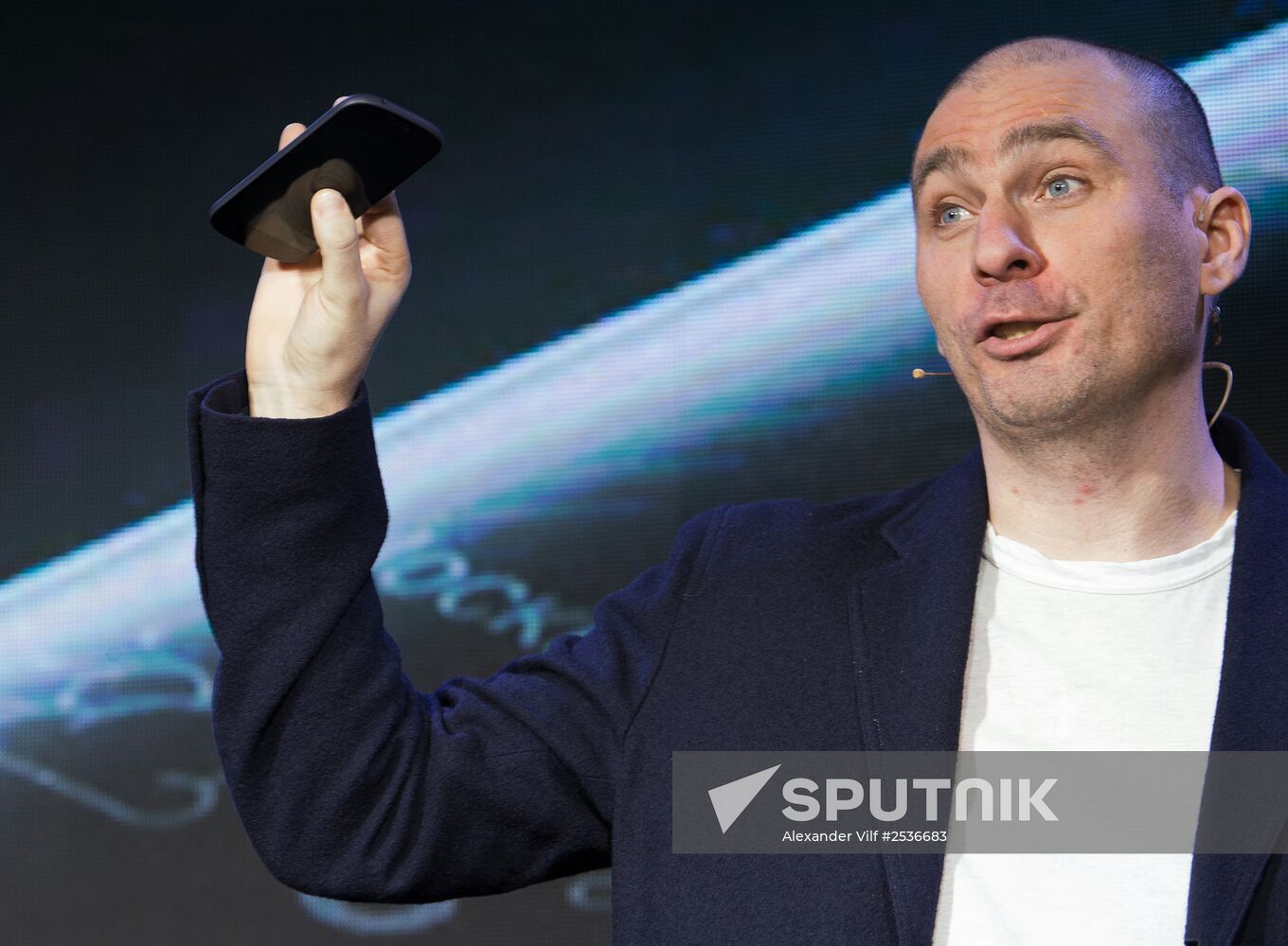 YotaPhone 2 smart phone presented in Russia