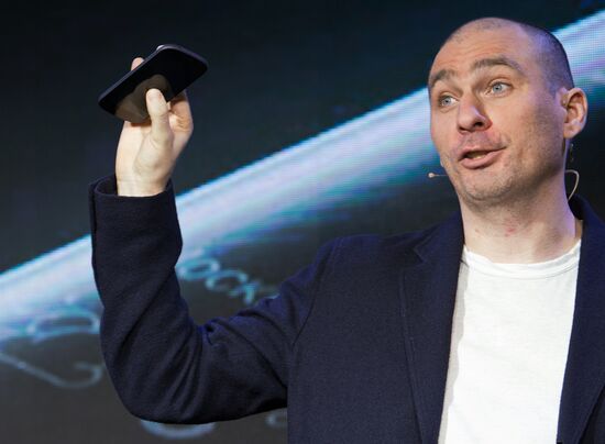 YotaPhone 2 smart phone presented in Russia