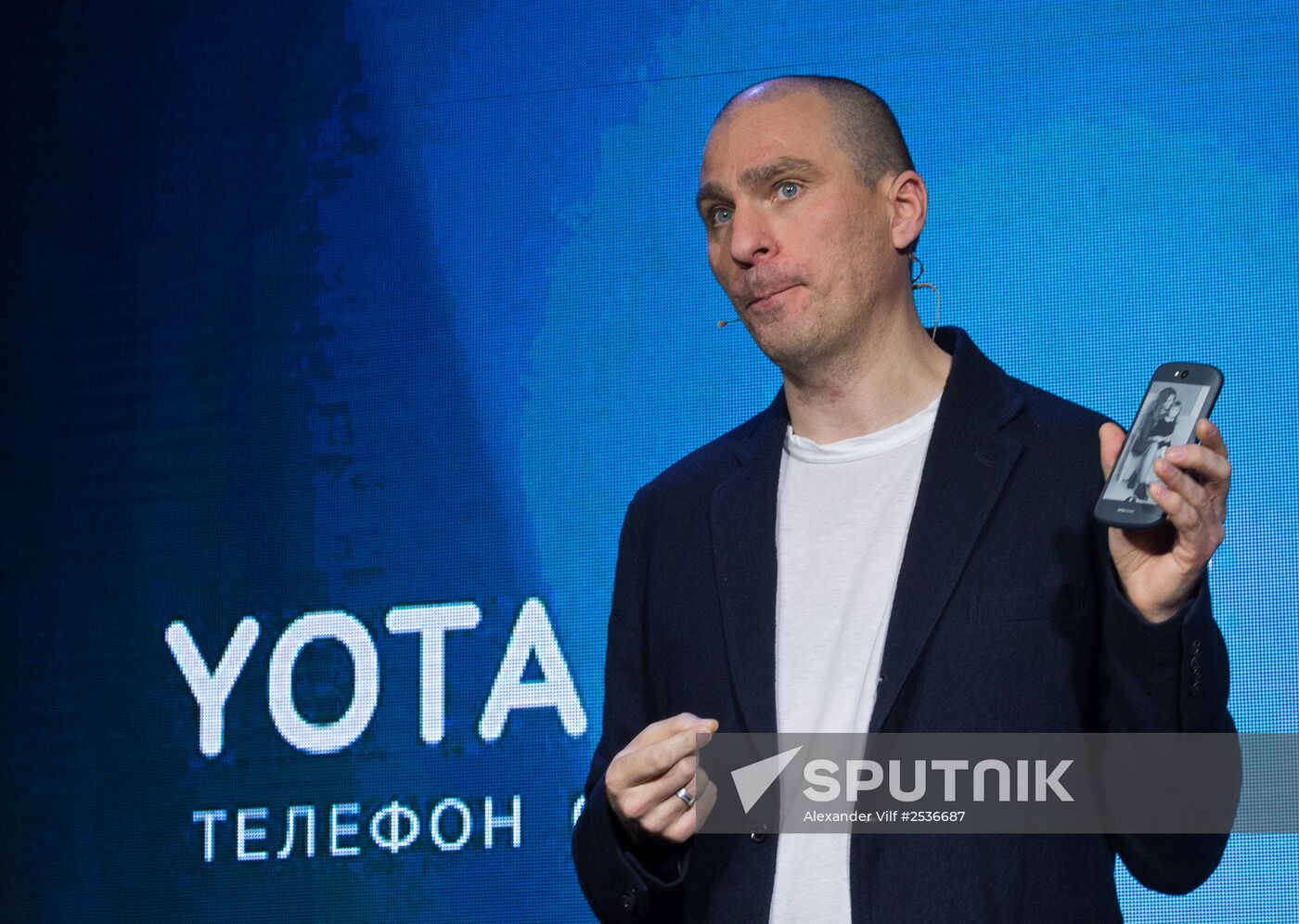 YotaPhone 2 smart phone presented in Russia