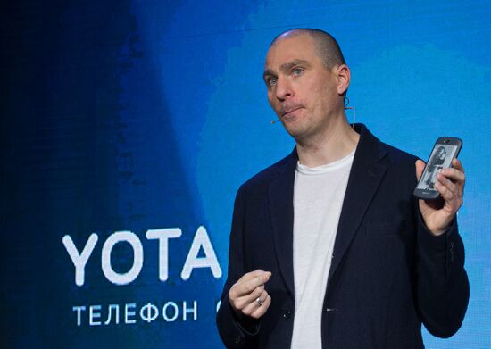 YotaPhone 2 smart phone presented in Russia
