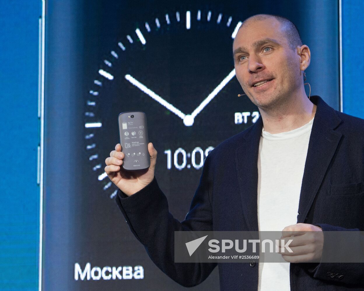 YotaPhone 2 smart phone presented in Russia