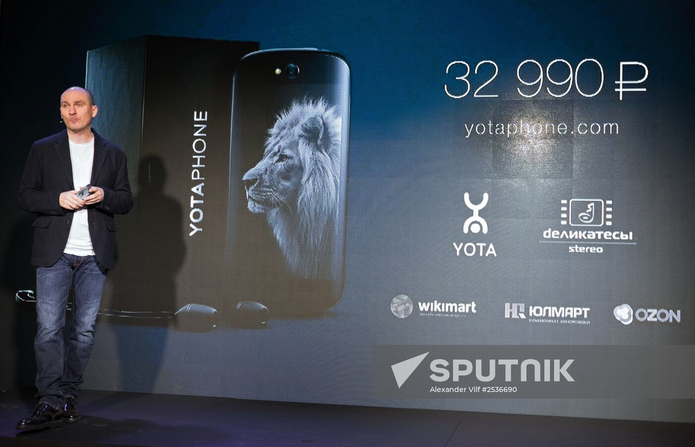 YotaPhone 2 smart phone presented in Russia