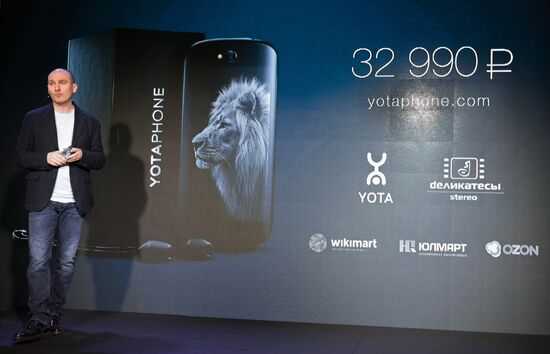 YotaPhone 2 smart phone presented in Russia