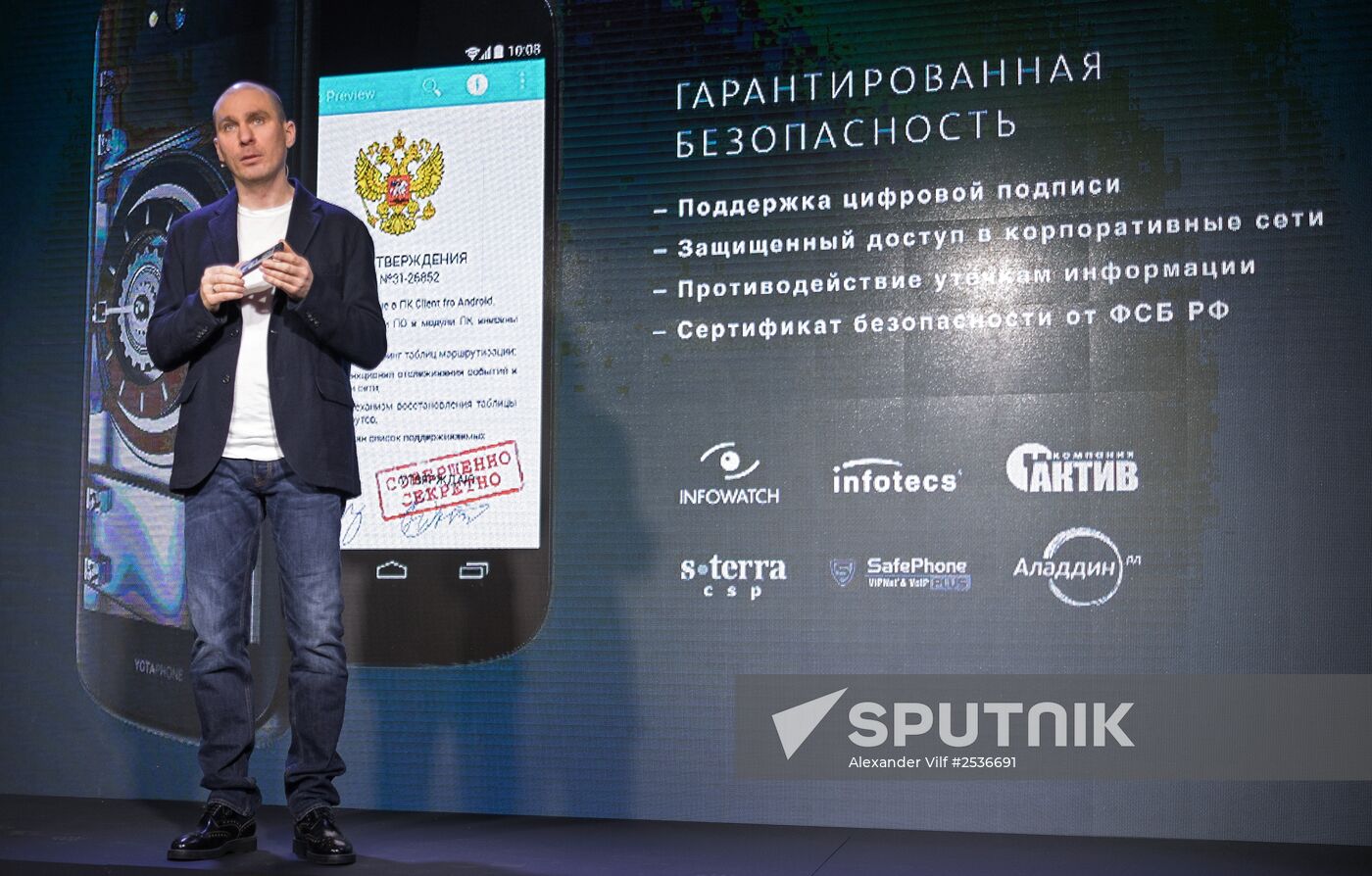 YotaPhone 2 smart phone presented in Russia