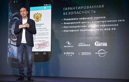 YotaPhone 2 smart phone presented in Russia