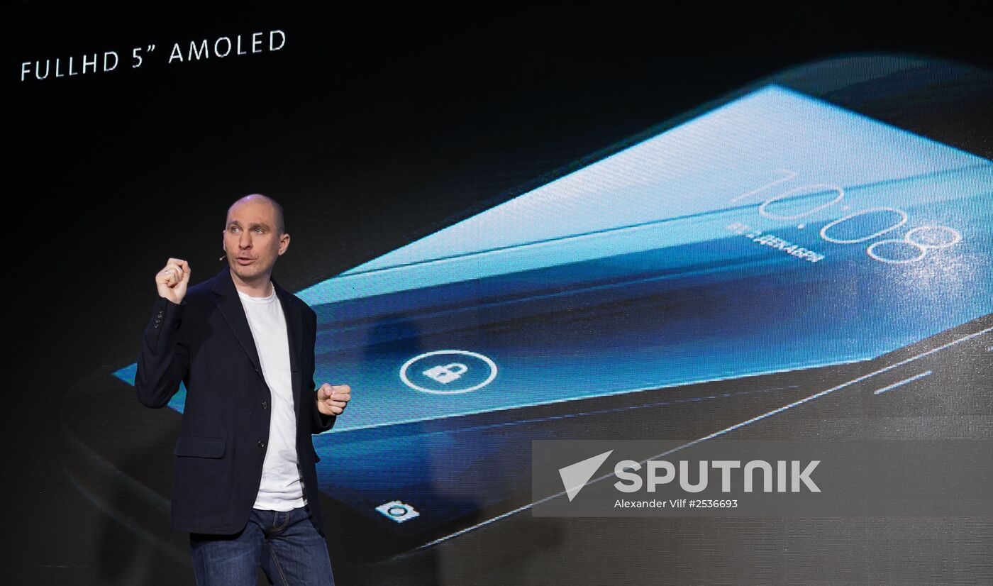 YotaPhone 2 smart phone presented in Russia