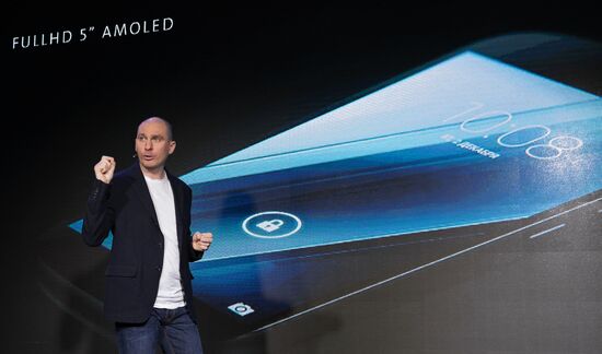 YotaPhone 2 smart phone presented in Russia
