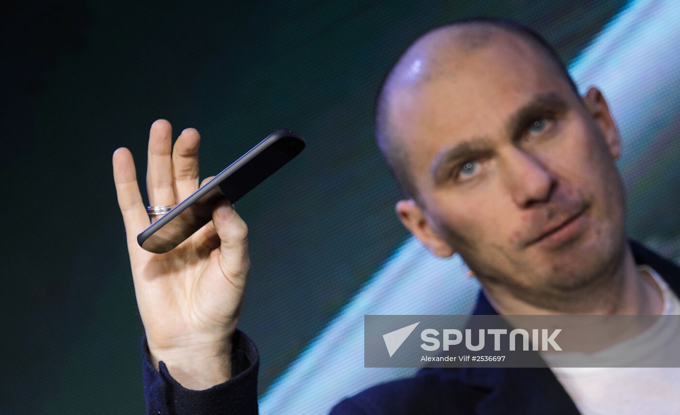 YotaPhone 2 smart phone presented in Russia