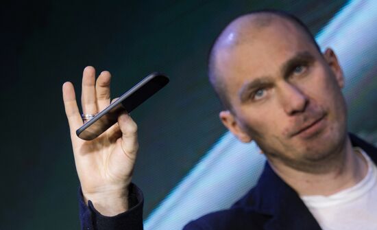 YotaPhone 2 smart phone presented in Russia