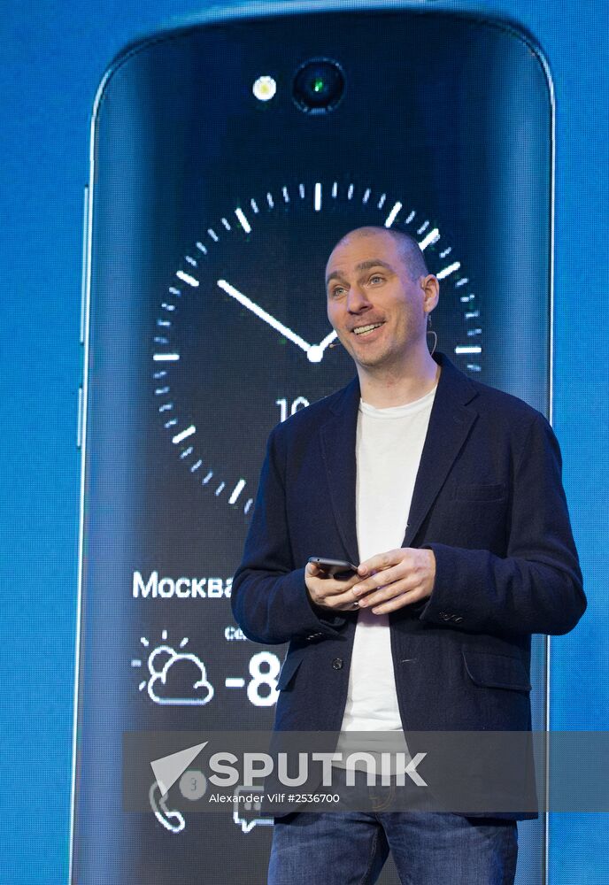 YotaPhone 2 smart phone presented in Russia