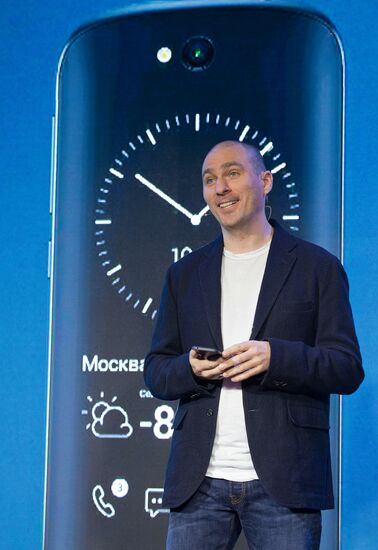 YotaPhone 2 smart phone presented in Russia