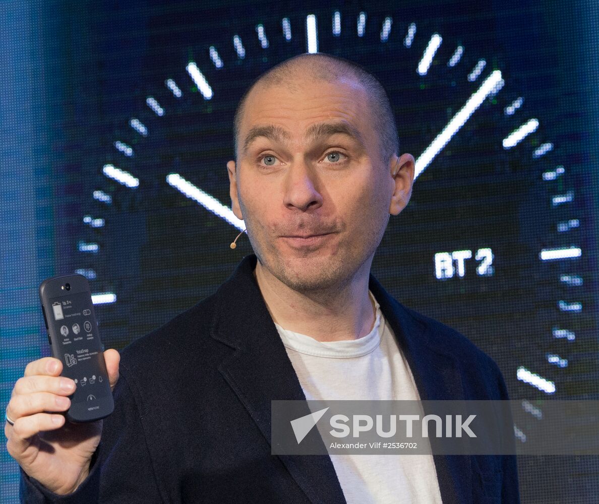 YotaPhone 2 smart phone presented in Russia