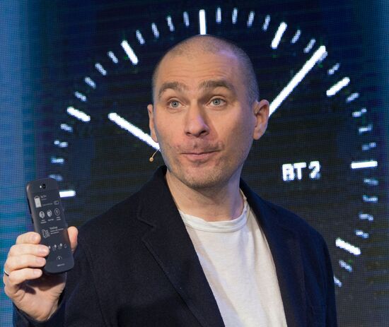 YotaPhone 2 smart phone presented in Russia