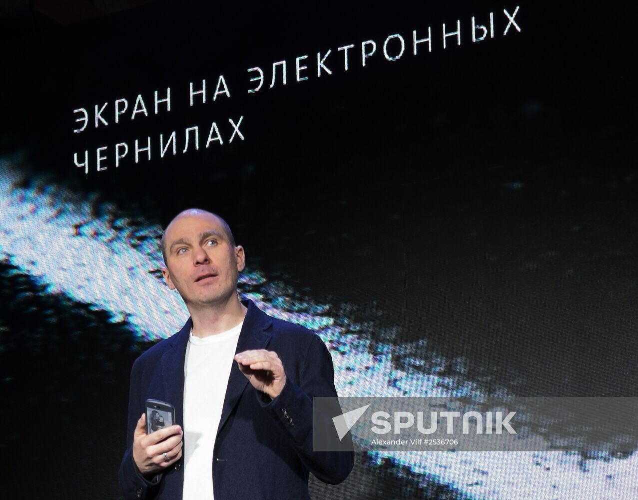 YotaPhone 2 smart phone presented in Russia