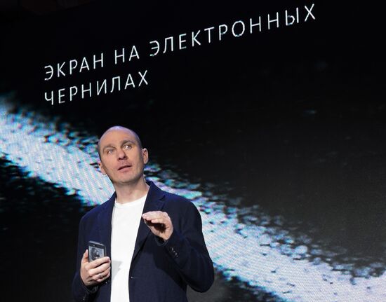 YotaPhone 2 smart phone presented in Russia