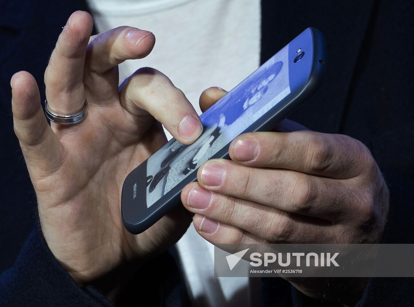 YotaPhone 2 smart phone presented in Russia