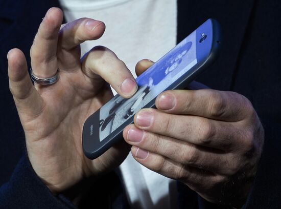 YotaPhone 2 smart phone presented in Russia
