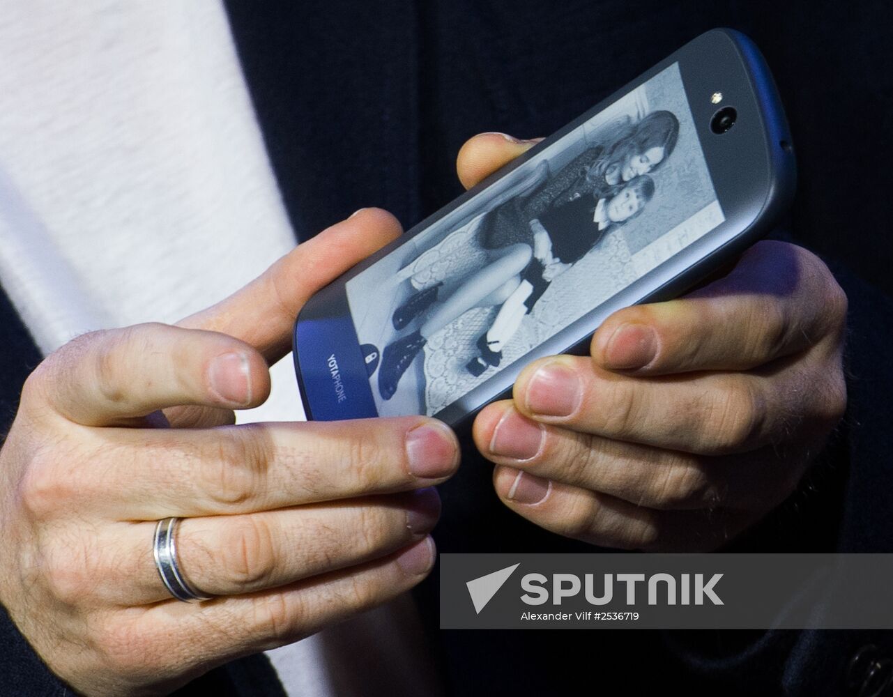 YotaPhone 2 smart phone presented in Russia