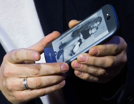 YotaPhone 2 smart phone presented in Russia