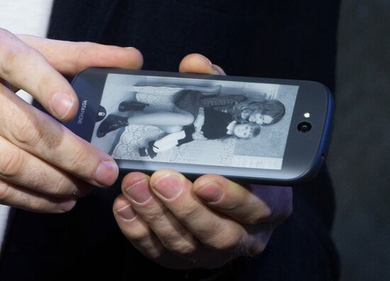 YotaPhone 2 smart phone presented in Russia