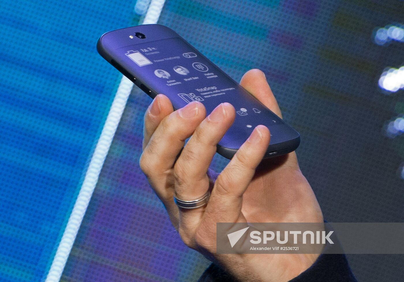 YotaPhone 2 smart phone presented in Russia