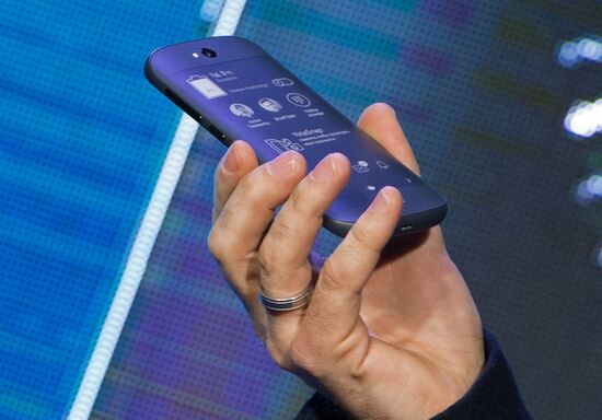 YotaPhone 2 smart phone presented in Russia