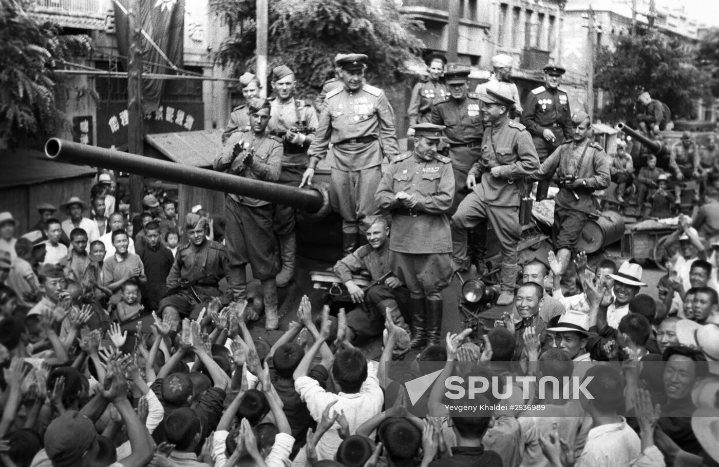 Residents of Dalian welcome Soviet troops and armor