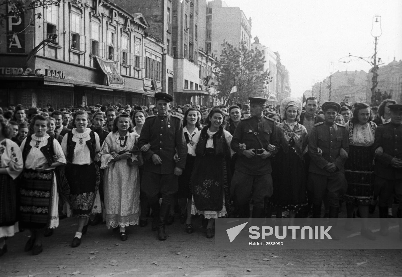 Residents of Belgrade welcome Soviet troops