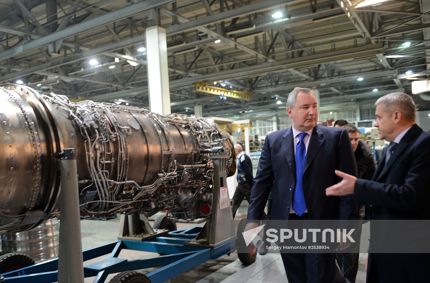 Rogozin visits Salyut gas turbine engineering center