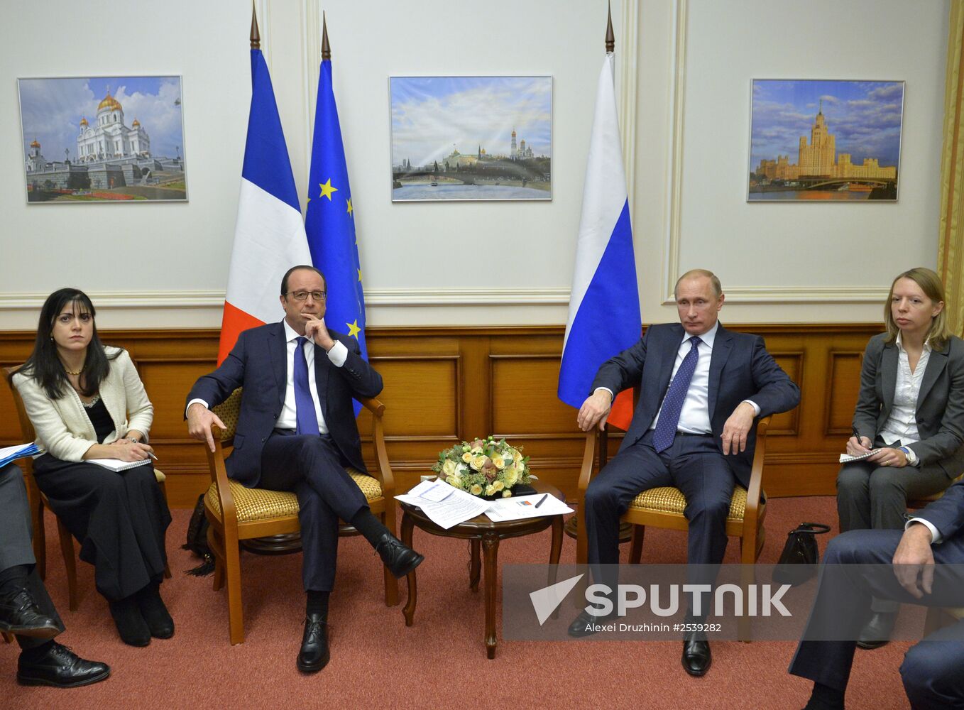 Vladimir Putin meets with François Hollande