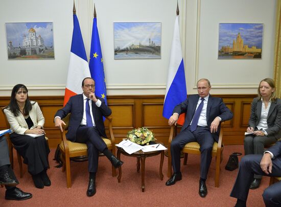 Vladimir Putin meets with François Hollande
