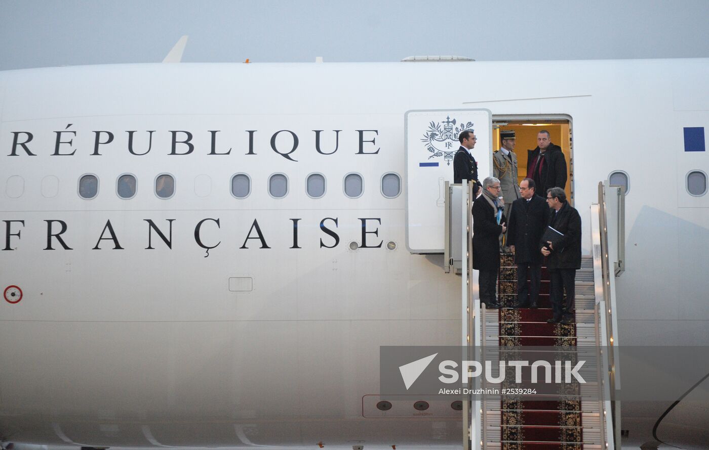 Vladimir Putin meets with François Hollande
