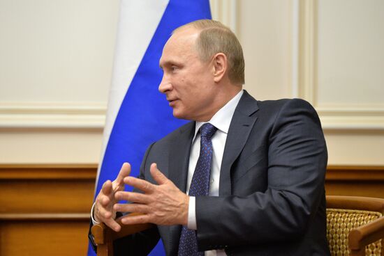 Vladimir Putin meets with François Hollande