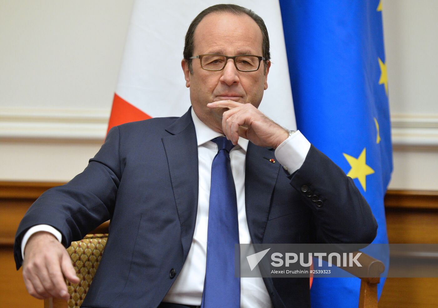 Vladimir Putin meets with François Hollande