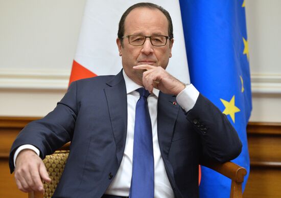 Vladimir Putin meets with François Hollande