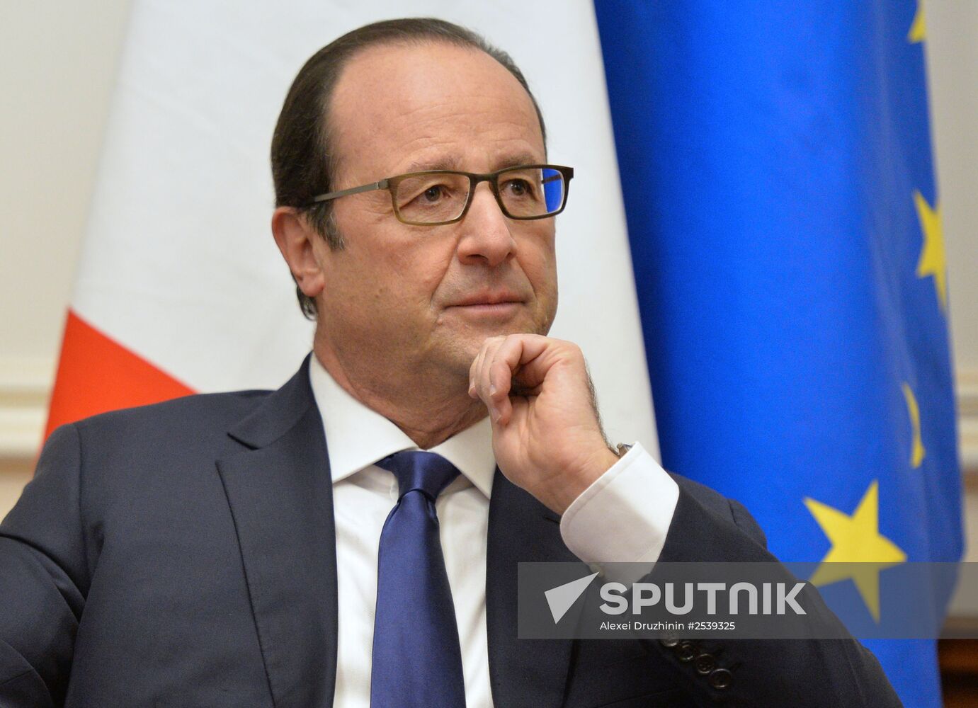 Vladimir Putin meets with François Hollande