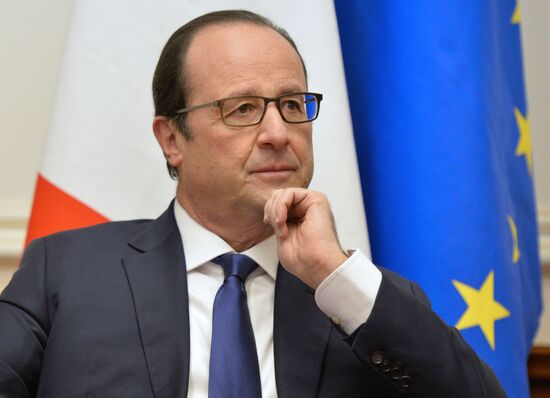 Vladimir Putin meets with François Hollande
