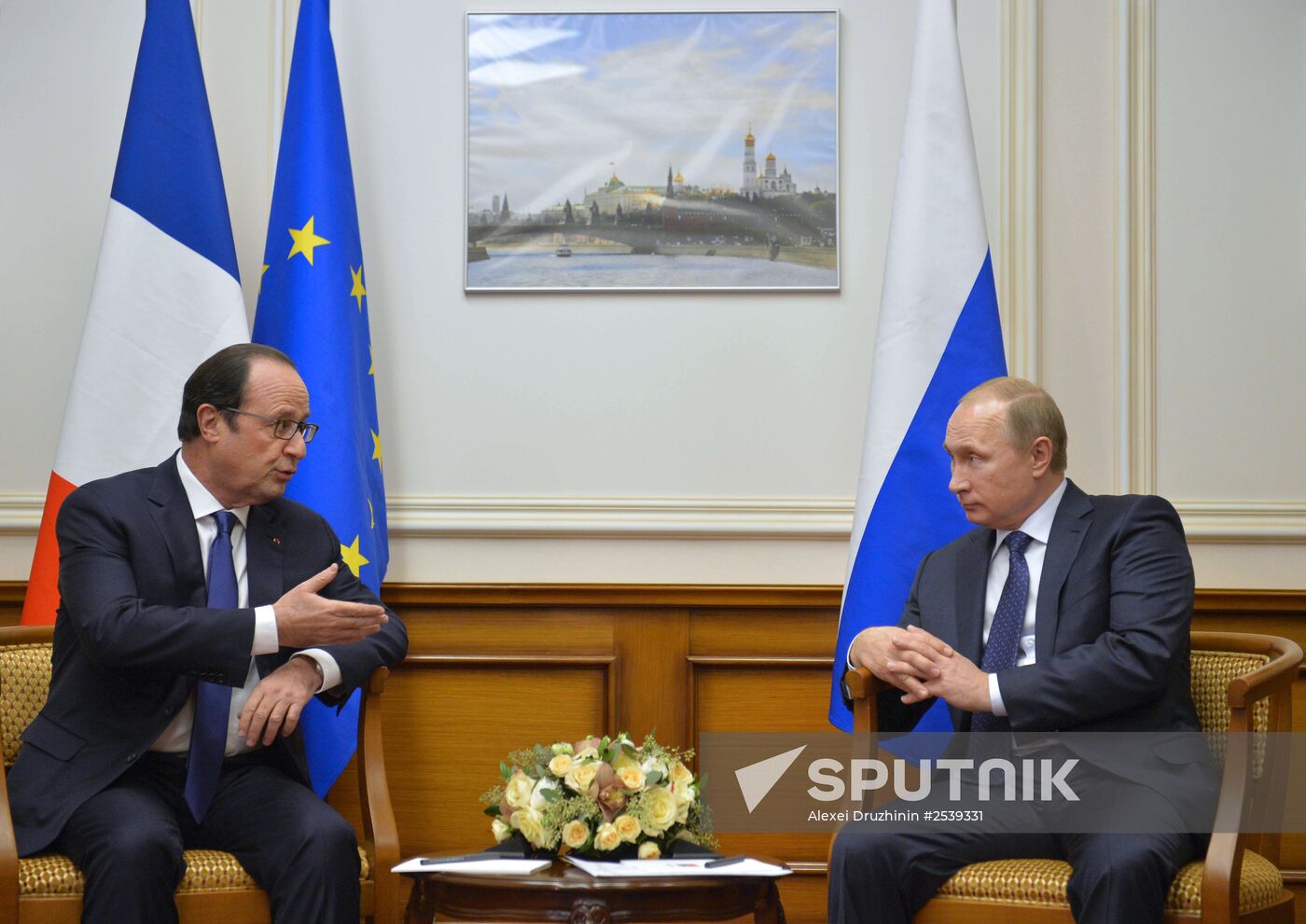 Vladimir Putin meets with François Hollande