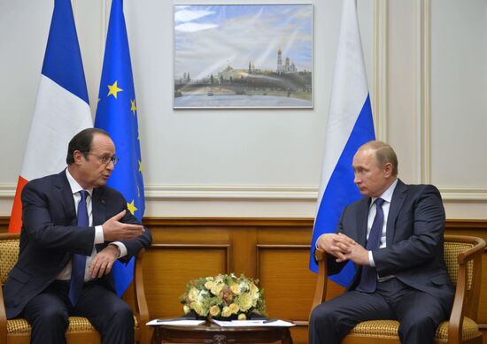 Vladimir Putin meets with François Hollande