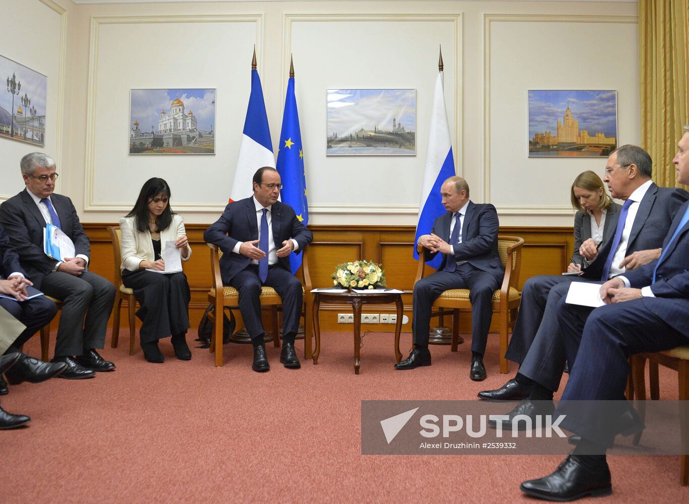 Vladimir Putin meets with François Hollande