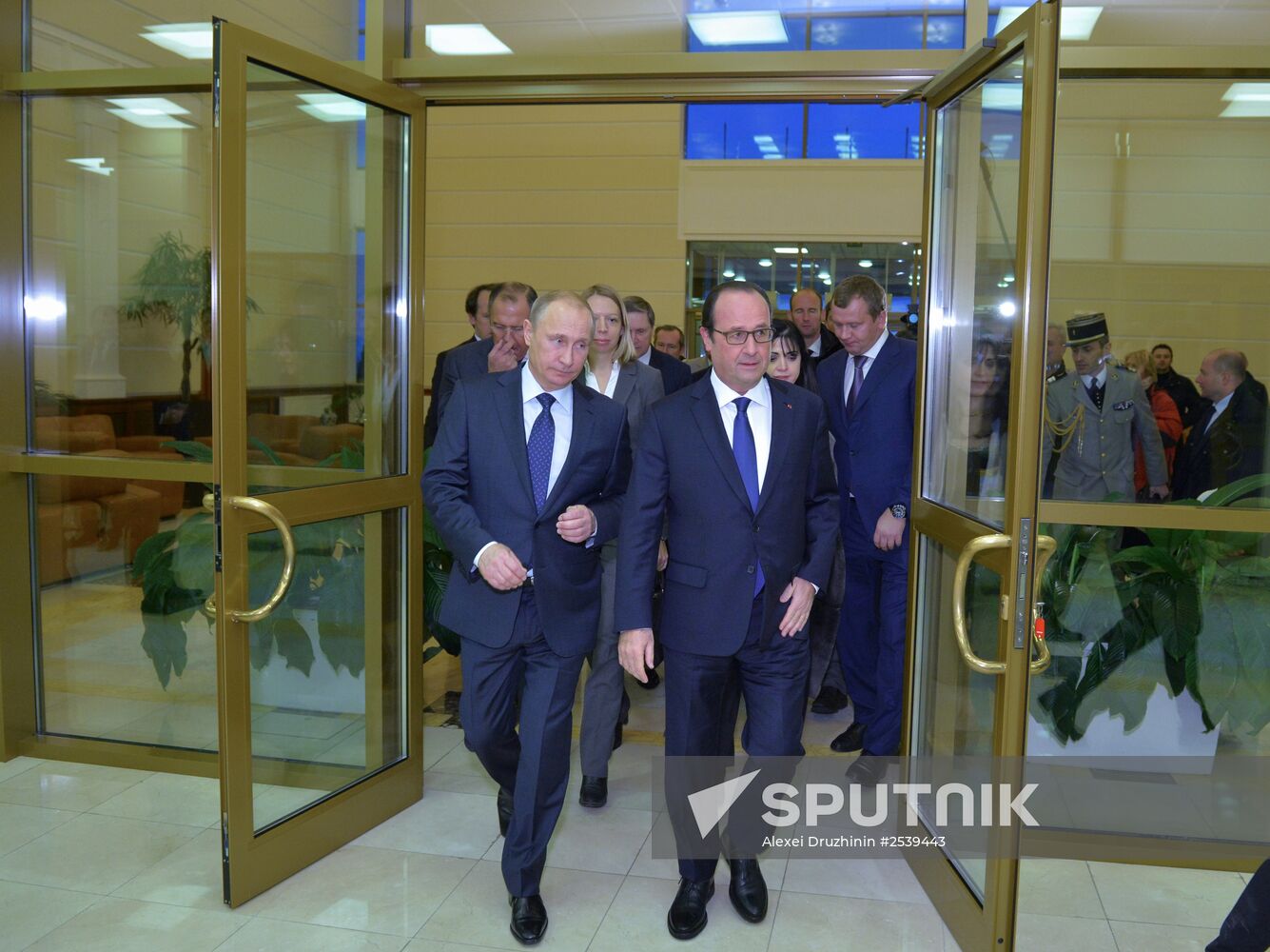 Vladimir Putin meets with François Hollande