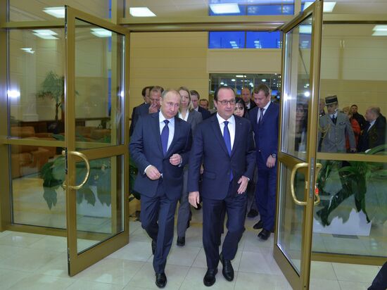 Vladimir Putin meets with François Hollande
