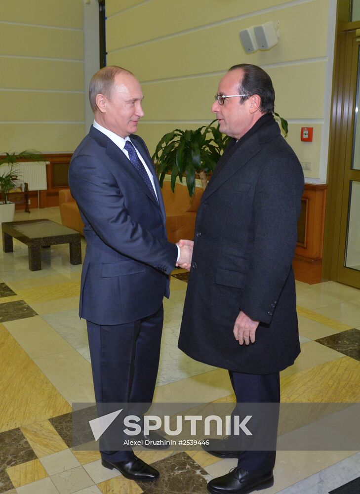 Vladimir Putin meets with François Hollande