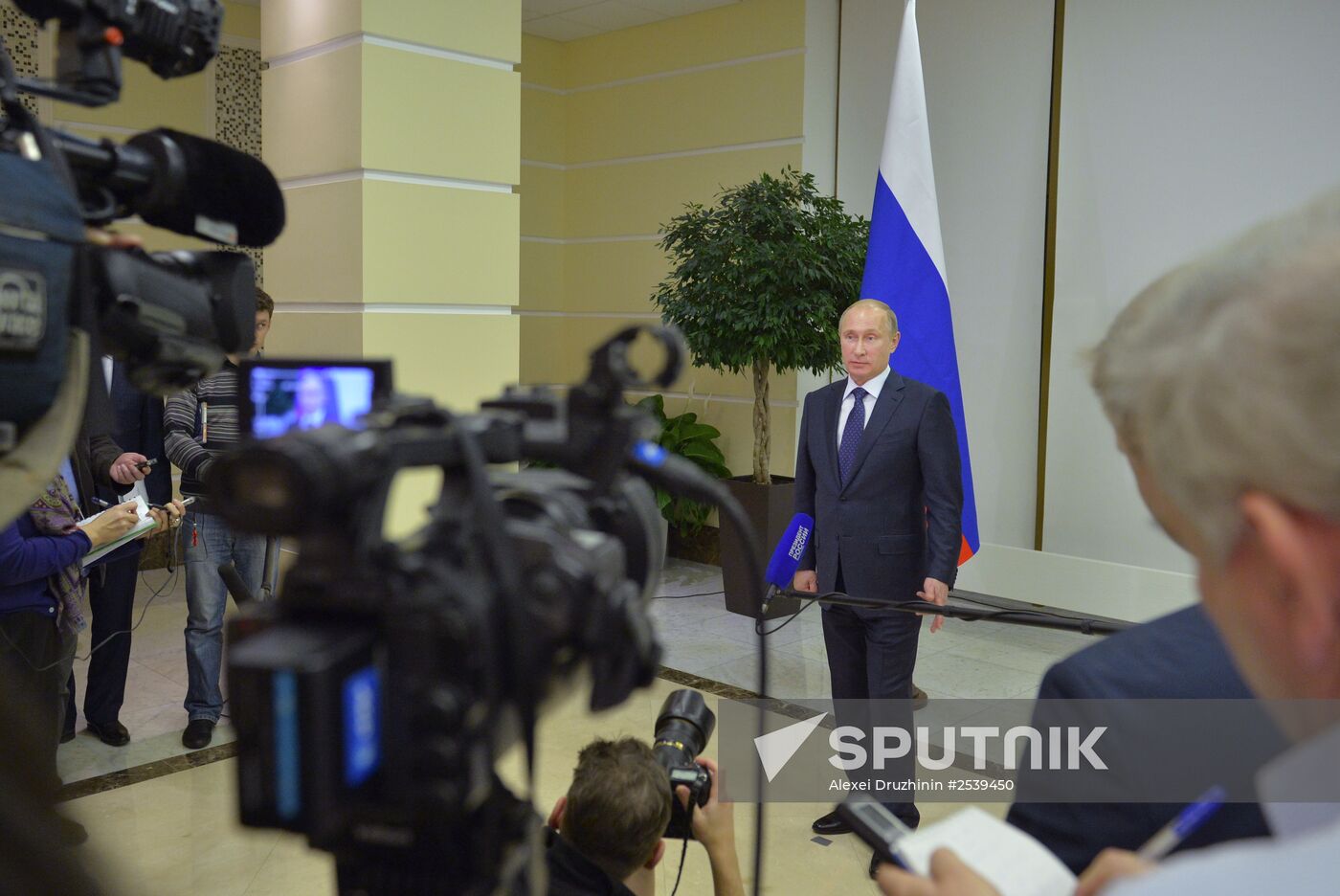 Vladimir Putin meets with François Hollande